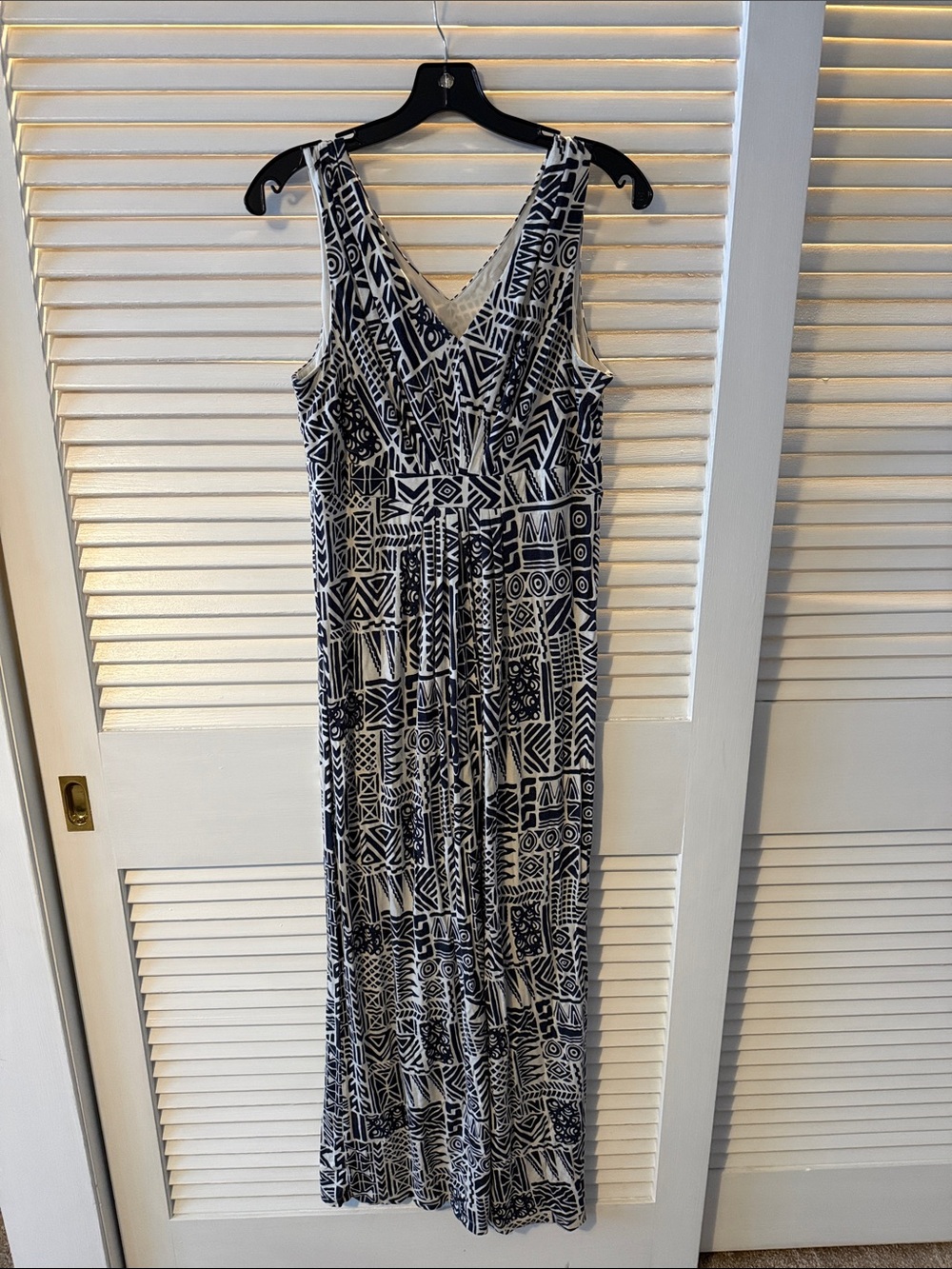 Sleeveless V-Neck Navy & White Patterned Maxi Dress